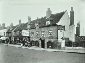 Old Bull, Wandsworth High Street, 1897 - English Photographer