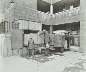 Ossulston Estate : éboueurs vidant un conteneur au bas de la goulotte à ordures - English Photographer