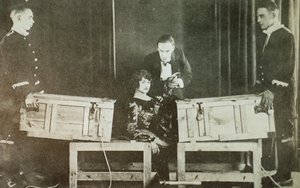 P T Selbit, le magicien britannique, sciant une femme en deux - English Photographer