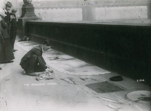 Des gens regardent un artiste de trottoir dessiner à la craie - English Photographer