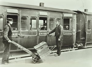 Portiers de quai à une gare, 1885 - English Photographer