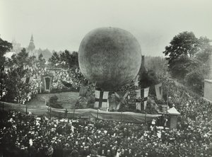 Poplar Recreation Ground : foule regardant un ballon à air chaud, 1892 - English Photographer
