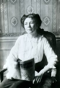 Portrait de Christabel Pankhurst lisant un exemplaire de The Suffragette vers 1905