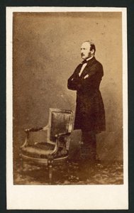 Prince Albert, debout derrière une chaise - English Photographer