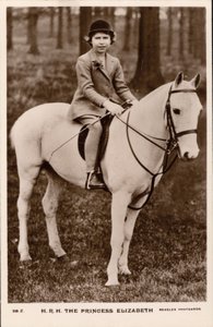 Princesse Elizabeth (plus tard la reine Elizabeth II) montant un poney blanc - English Photographer