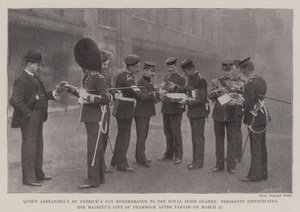 Souvenir de la Saint-Patrick de la Reine Alexandra aux Gardes Irlandais Royaux, les Sergents distribuant le Cadeau de Trèfle de Sa Majesté après le Défilé du 17 mars - English Photographer