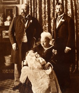 La reine Victoria tenant le roi Édouard VIII à son baptême le 16 juillet 1894 - English Photographer