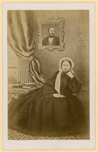 Reine Victoria, veuve, avec un portrait du Prince Consort derrière elle - English Photographer