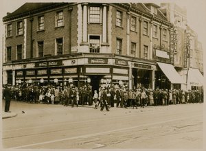 Queue pour Charlie Chaplin dans The Kid au Majestic, High Street, Clapham, vers 1921