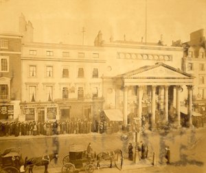 Faire la queue au Haymarket en 1895 pour la première de Trilby avec Tree - English Photographer