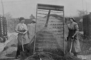 Tamisage des cendres, photographies du War Office, 1916 - English Photographer