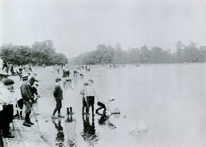 Round Pond, Kensington Gardens - English Photographer