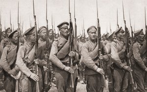 Infanterie russe en parade et présentant les armes pendant la Première Guerre mondiale, de The Illustrated War News, 1915 - English Photographer