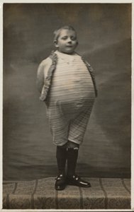 Écolier déguisé avec un très gros ventre - English Photographer