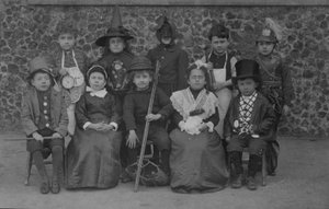 Écoliers, Norfolk, en déguisement début du 20e siècle - English Photographer