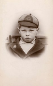 Écolier en uniforme - English Photographer