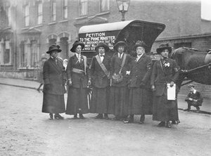 Les suffragettes écossaises arrivent à Londres pour livrer une pétition - English Photographer