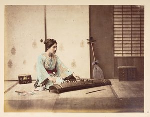 Jeunes filles chantantes [Japon], portrait en studio d