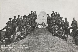 Quelques membres de la 29e Division au mémorial près de Beaumont Hamel, 7 juin 1925 - English Photographer