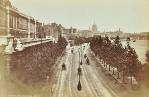 Somerset House, Victoria Embankment, Westminster : vue vers le nord depuis Waterloo Bridge, 1895