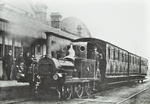 Gare de South Dock : une locomotive à réservoir à quatre roues couplées à la gare, 1880 - English Photographer