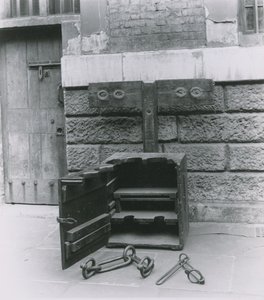 Stocks et chaînes exposés à la prison de Newgate - English Photographer