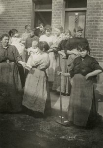 Scène de rue, femmes et bébés, Londres