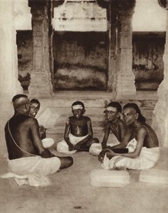 Étudiants assistant à une école de temple à Ramesworam, Madras, Inde (photo n/b) - English Photographer