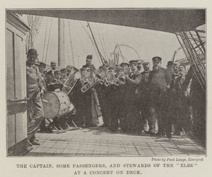 Le capitaine, quelques passagers et stewards de l