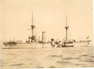 Le "Chih Yuan" ancré au large de la côte sud à Hove, Lougre local à côté, vers 1886 - English Photographer