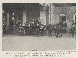 La mission expiatoire chinoise auprès du Kaiser, le prince Tchun et sa suite quittant la gare - English Photographer