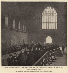 La foule défilant devant le corps de M. Gladstone exposé en chapelle ardente dans le Westminster Hall - English Photographer