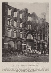 Le grand incendie dans Harrow Road, pompiers arrosant les ruines le lendemain du sinistre