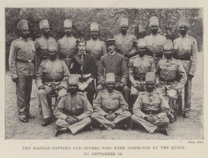 Les sapeurs et mineurs de Madras inspectés par la Reine le 19 septembre - English Photographer