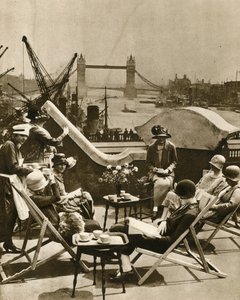 La piscine vue du jardin sur le toit du Langbourne Club pour femmes de la ville - English Photographer
