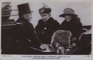 La reine, la princesse Mary et le vicomte Lascelles, DSO - English Photographer