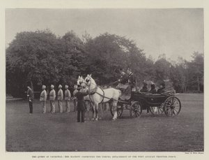 La Reine à Balmoral, Sa Majesté inspectant le détachement Yoruba de la Force frontalière ouest-africaine - English Photographer