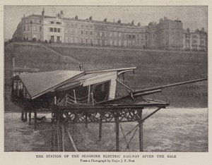 La station du chemin de fer électrique du bord de mer après la tempête