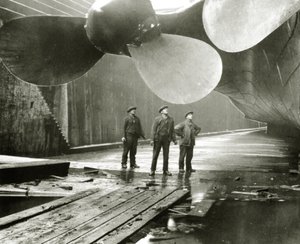 Les hélices du Titanic dans le bassin de radoub Thompson de Harland & Wolff, Belfast, Irlande, 1910-11 - English Photographer
