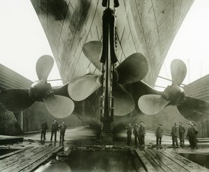 Les hélices du Titanic dans le dock de Thompson Graving de Harland et Wolff, Belfast, Irlande, 1910-11 - English Photographer