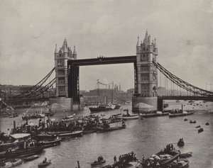 Le Tower Bridge, en regardant vers l