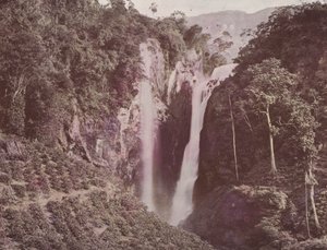 Les Chutes Jumelles (Culture du café au premier plan), Ceylan - English Photographer