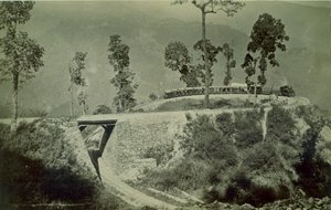 La boucle à Agony Point à Tindharia sur le chemin de fer himalayen de Darjeeling, années 1880 (tirage albuminé) - English Photographer