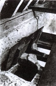 La cachette des prêtres dans un escalier à Sawston Hall conçue et réalisée par le martyr et saint jésuite, Nicholas Owen, vers 1935