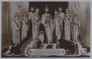 La famille royale dans leurs robes de couronnement