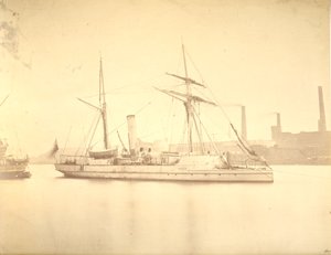 Le côté tribord du canonnière "Delta" amarré dans la rivière Tyne, vers 1876 - English Photographer