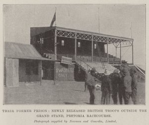 Leur ancienne prison, troupes britanniques nouvellement libérées devant la grande tribune, hippodrome de Pretoria - English Photographer
