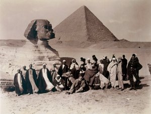 Touristes visitant le Sphinx à Gizeh - English Photographer