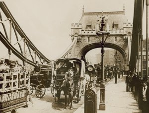 Circulation passant sur le pont de la Tour - English Photographer