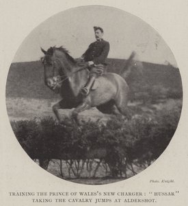 Entraînement du nouveau cheval du prince de Galles, hussard prenant les sauts de cavalerie à Aldershot - English Photographer